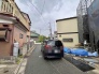 幅員の狭い道ですが、車通りの少ない住宅街に立地してます。
