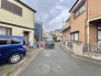 住民の方が主に利用する交通量少なめの道路に面してます。
