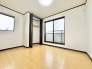 白を基調とした室内と落ち着いた色調の建具が調和し、すっきりと整った端正な空間が日々の暮らしを穏やかに整えてくれます。