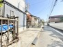 穏やかな日差しが心地よい、落ち着いた住宅街の風景。