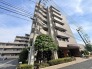 周囲の街並みと調和する重厚な佇まいが、日々の暮らしに安心感と落ち着きをもたらす住まいです。
