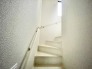 白を基調としたすっきりとした空間が続き、心地よい静けさを感じる階段まわりです。