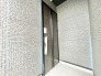 洗練された石目調のデザインが重厚感と上質な佇まいを演出する空間