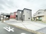 洗練された色合いの佇まいが周囲の街並みに心地よく調和する穏やかな外観