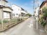 彩り豊かな草木が、穏やかな街並みに彩りを添えています