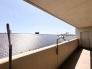 広がる空と屋根のコントラストが清々しい、開放感あふれる空間。