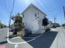 静かな住宅街に佇む、清潔感あふれる佇まい。
