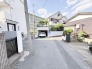 日差しと緑に彩られた、穏やかな日常が始まる場所。
