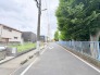 緑豊かな木立が穏やかな空気を醸し出し、日々の暮らしに心地よいゆとりを感じさせてくれる住環境です。