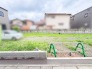 穏やかな住宅街に位置する、思い描いた暮らしを自由に描くことのできる伸びやかな敷地です。