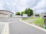 周辺環境と調和する穏やかな街並みに位置し、日々の生活がゆったりと流れるような落ち着いた雰囲気の土地です。