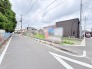 閑静な住宅街の一角にあり、周囲の落ち着いた景観に自然と馴染む穏やかな環境です。