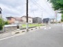 閑静な住宅街の一角にあり、周囲の落ち着いた雰囲気と調和する穏やかな住環境が整っています。