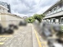 住まいの敷地内にゆとりあるスペースが確保されており、日々の暮らしに落ち着きをもたらしてくれる落ち着いた環境が整っています
