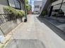 幅員こそやや狭くても、その分交通量が少なくて安心。
