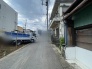 幅員の狭い道ですが、車通りの少ない住宅街に立地してます。
