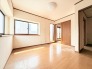 今からここを誰のお部屋にしようか、そんな洋室。