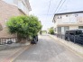幅員の狭い道ですが、車通りの少ない住宅街に立地してます。
