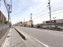 広々とした道路沿いに、利便性の良い生活が広がります