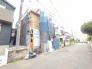 閑静な住宅街で新しい暮らしの基盤が整えられ、穏やかな日常の始まりを予感させる佇まいです。