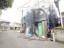 新しい暮らしの始まりを感じさせる、静かな住宅街に佇む建築途中の風景です。