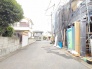 落ち着いた住宅街の風景が広がり、日々の暮らしに安らぎを感じさせてくれる穏やかな住環境です。