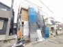 完成に向けた期待が高まる建築中の現場の様子が、周辺環境の静かな日常に溶け込んでいます。