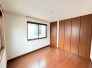 温かな木目の収納と、落ち着いた空間が広がる室内。
