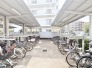 屋根付き駐輪場には、整然と並んだ自転車が、暮らしの活気を感じさせます。