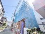 新たな暮らしが形作られていく、静かな街並みに佇む建設中の風景です。