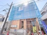新しい暮らしの形を丁寧に築き上げる、完成に向けて着実に進む建築現場の風景です。