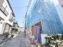 新しい暮らしの形を丁寧に築き上げる、閑静な住宅街での建築風景です。