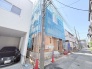 新しい暮らしの始まりを感じさせる、静かな住宅街に佇む建設中の住まい。