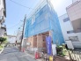 完成に向けて着実に形づくられていく、閑静な住宅街に佇む新しい住まいの風景です。