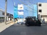 幅員の狭い道ですが、車通りは少なめで駐車しやすい立地です。