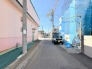 駅徒歩3分ながら、車通りの少ない住宅街に立地してます。
