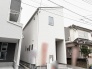 洗練されたシンプルな外観が街並みに静かに調和し、日々の暮らしに安らぎをもたらす住まいです。
