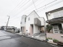 洗練されたフォルムが印象的な、街並みに溶け込む落ち着いた佇まいの外観です。