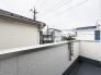 周囲の建物と程よい距離感を保ち、プライベートな時間を穏やかに過ごせる落ち着いた屋外空間です。