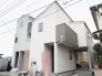 洗練されたフォルムが印象的な、周囲の街並みと調和するモダンな佇まいの邸宅です。