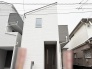 洗練されたフォルムが印象的な、周囲の街並みに調和する落ち着いた佇まいの住まい。