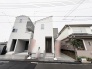 周囲の街並みに溶け込みながらも、洗練されたフォルムが際立つ落ち着いた佇まいの外観です。