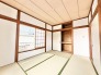 木目の落ち着きと和の情緒が調和する、心穏やかな時間を過ごせる空間です。