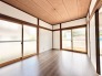 木の温もりと落ち着いた色調が調和する、心穏やかなひとときを過ごせる空間です。