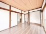 伝統的な和の趣と現代的な質感が調和し、住まう人の暮らしにそっと寄り添う穏やかな空間です。