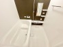 落ち着いた色合いのアクセントパネルが引き立つ、ゆったりとくつろげる心地よい空間です。
