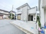 洗練された石張り調の外観が街並みに調和する、落ち着きと気品をまとった佇まい。