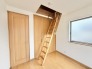 増え続ける荷物も小屋裏収納（グルニエ）が強い味方に。
木の温もりを感じる空間は、心地よい静けさに満ちています。