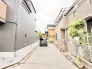 落ち着いた住宅街の風景に溶け込む、静かで穏やかな日常を感じさせる街並みです。