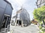 静かな街並みに馴染む、穏やかな佇まい。
